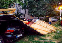 Furtună puternică în Galați! Copacii au căzut pe maşini, pe carosabil și pe cabluri