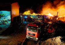 Incendiu de proporţii la un depozit de deşeuri din Tulcea, în apropierea staţiei de sortare