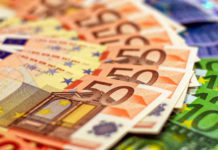 Un gălățean a fost reţinut după ce a fost prins în flagrant când încerca să trimită în Italia sute de bancnote de euro false, ascunse într-o pernă (video)