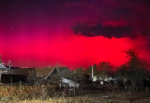 Aurora boreală în România: cerul capătă culori roșiatice în timpul nopții