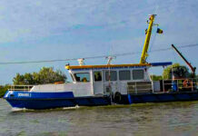 Maşinile trec prin apă ca să poată urca pe bacul de la Galaţi